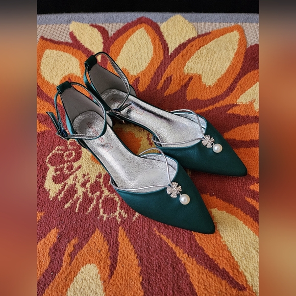 Embellished Green Pointed Toe Flats - Picture 1 of 2